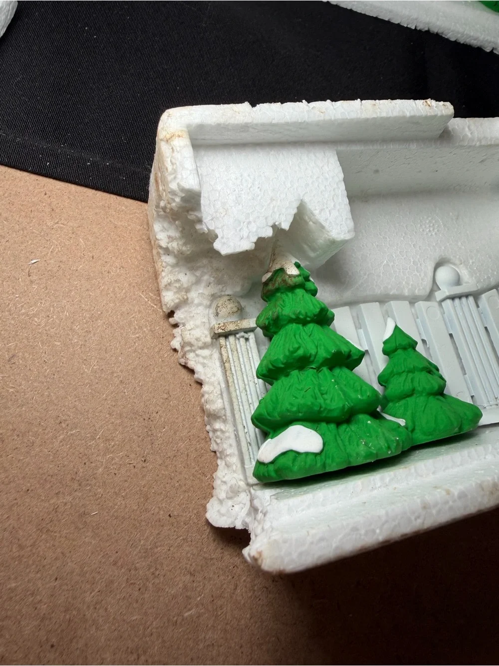 Dept 56 Original Snow Village “Frosty Tree-Lined Picket Fence” Accessory #5207-8